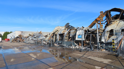 908965 Gezicht op de verwrongen metalen resten van het bedrijfsverzamelgebouw Strijkviertel 35 te De Meern (gemeente ...